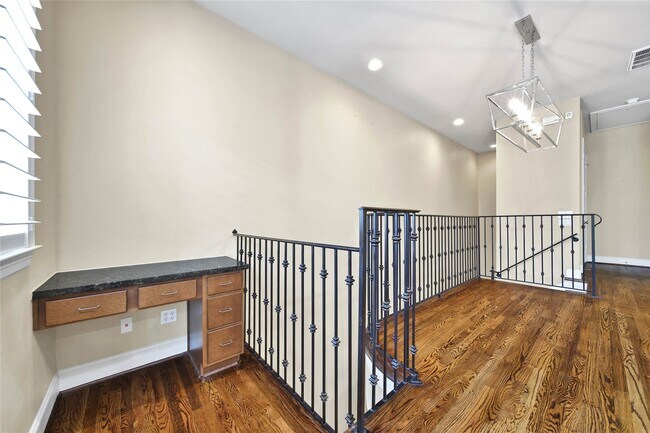 Building Photo - 902 W 23rd St