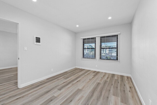 Building Photo - HILLCREST GREAT RENOVATED ONE BEDROOM APARTMENT.