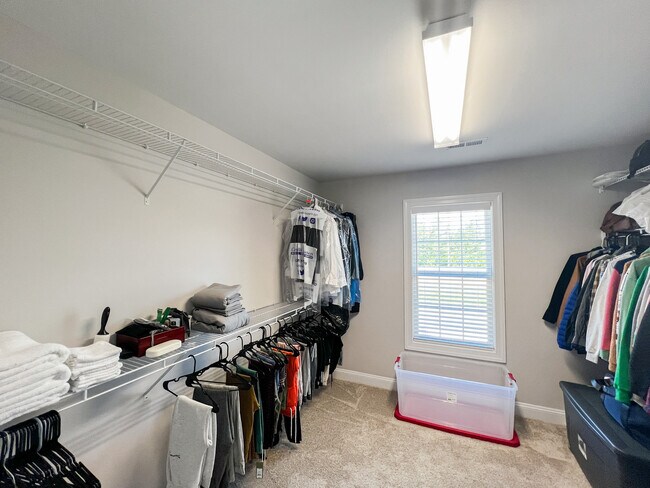 Building Photo - 172 Finch Ln