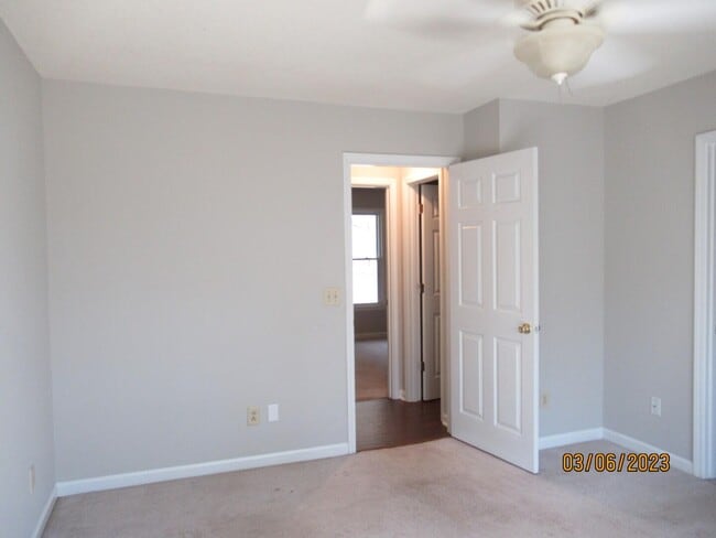 Building Photo - 20 Amos Ct