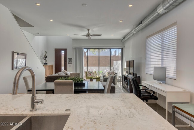 Building Photo - 540 W Mariposa St