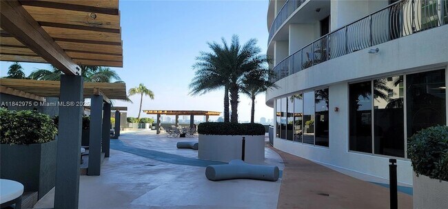 Building Photo - 1750 N Bayshore Dr