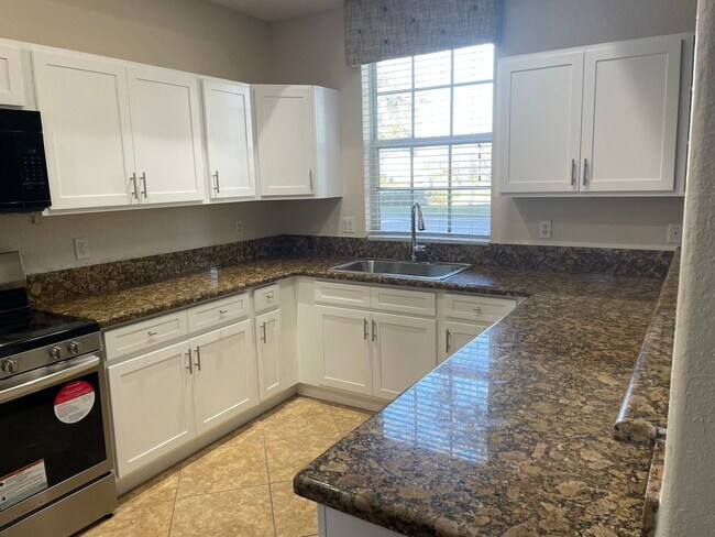 Building Photo - Furnished 1st Floor Condo in the Heart of ...