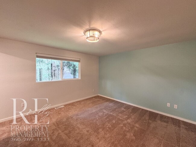 Building Photo - Modern Split-Level Home with Two Living Spaces & Expansive Yard in Port Orchard