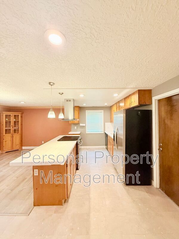 Building Photo - 9411 NE Pinecreek St