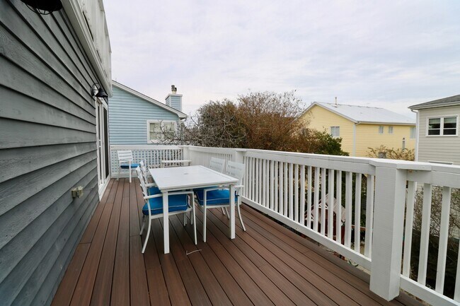 Building Photo - Beautiful Furnished Croatan Beach Home.