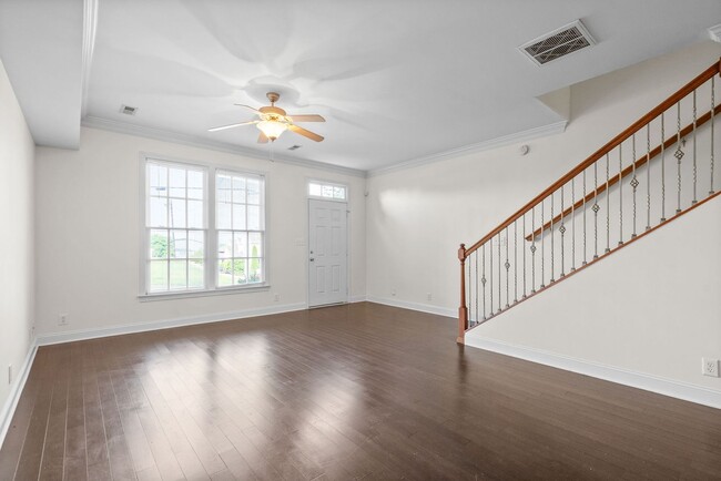 Building Photo - Pet Friendly Condo Downtown!