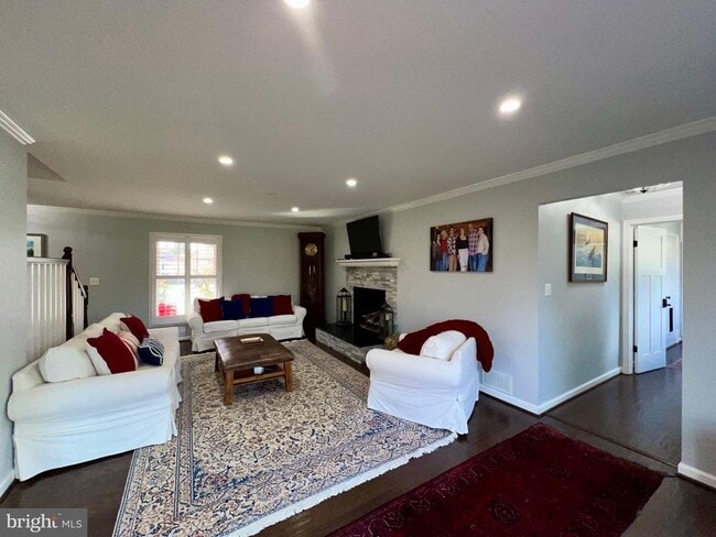 Building Photo - 909 St Stephens Rd