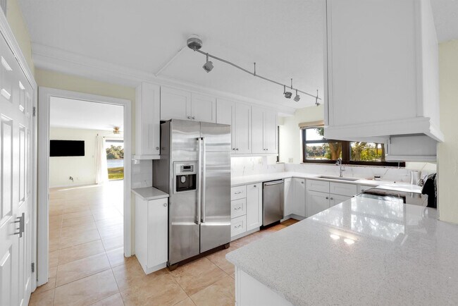 Building Photo - 374 Golfview Rd