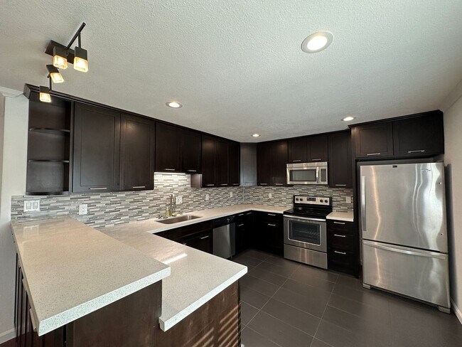 Building Photo - Updated 2 Bed / 1 Bath - Ground Floor Condo - Commuter-Friendly Location