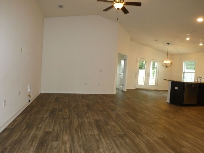 Building Photo - 5637 Peach Dr