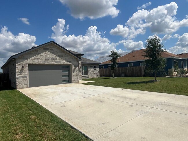 Building Photo - 4815 Viewcrest Rd