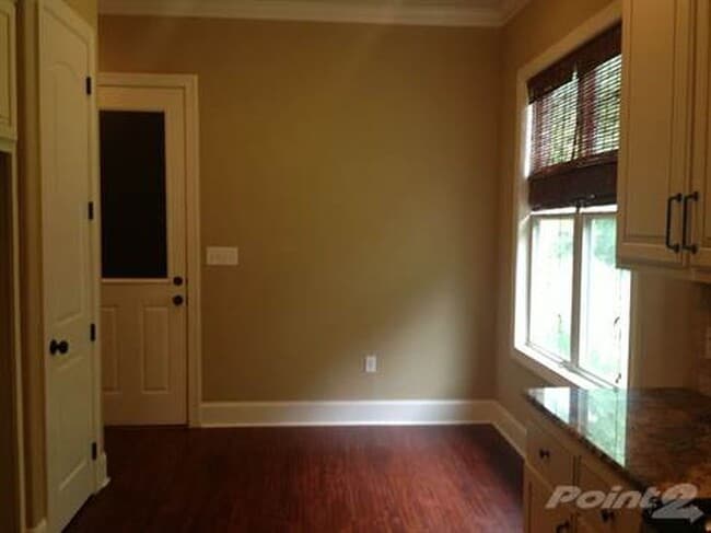 Building Photo - Oxford’s Best Neighborhood!!