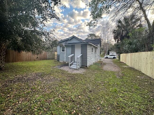 Building Photo - 3/2 Single family home available now!