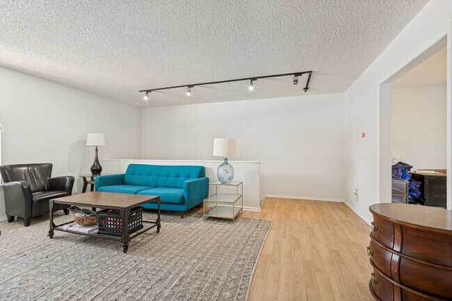 Building Photo - Welcome Home to this beautiful 2-bedroom, 2-bath Condo in highly sought-after Olmos Park Townhomes