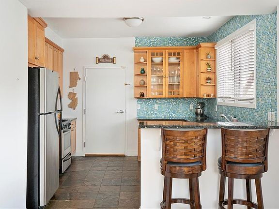 Building Photo - "Spacious 3-Bed Oasis with Granite Eleganc...