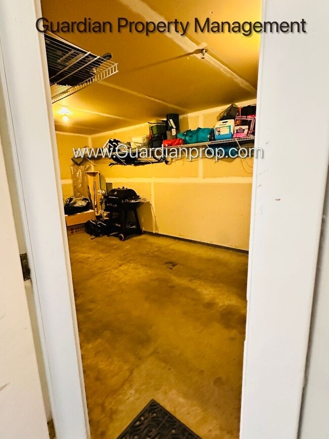 Building Photo - Minnetonka Town Home, Balcony, Washer/Dryer, Dishwasher, Available June