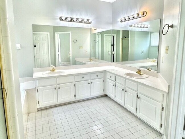 Building Photo - Now Leasing a Spacious 5 Bedroom 2.5 Bath Home in Cordova.