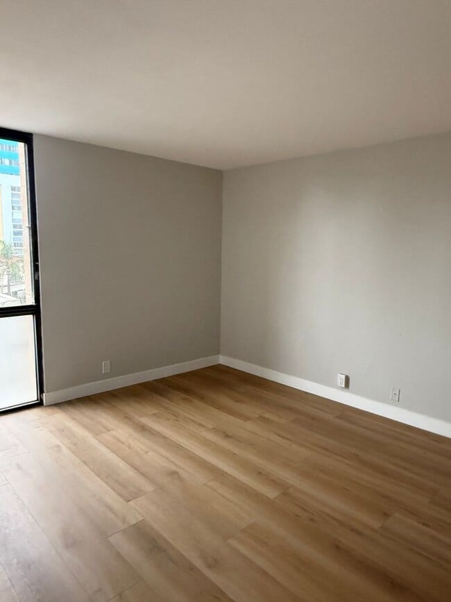 Building Photo - 1750 E.Ocean #303