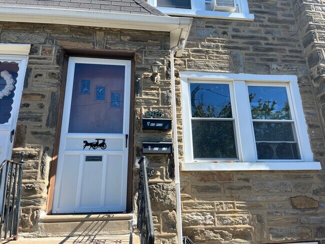 Building Photo - 3427 Sheffield Ave