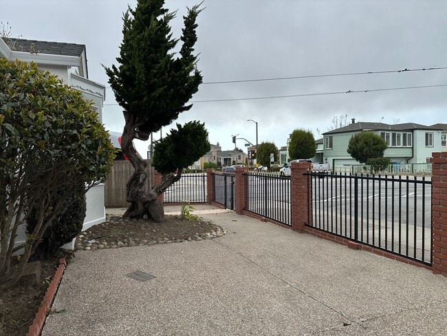 Building Photo - EPIC REA - Great Corner Lakeside Home - 3 ...