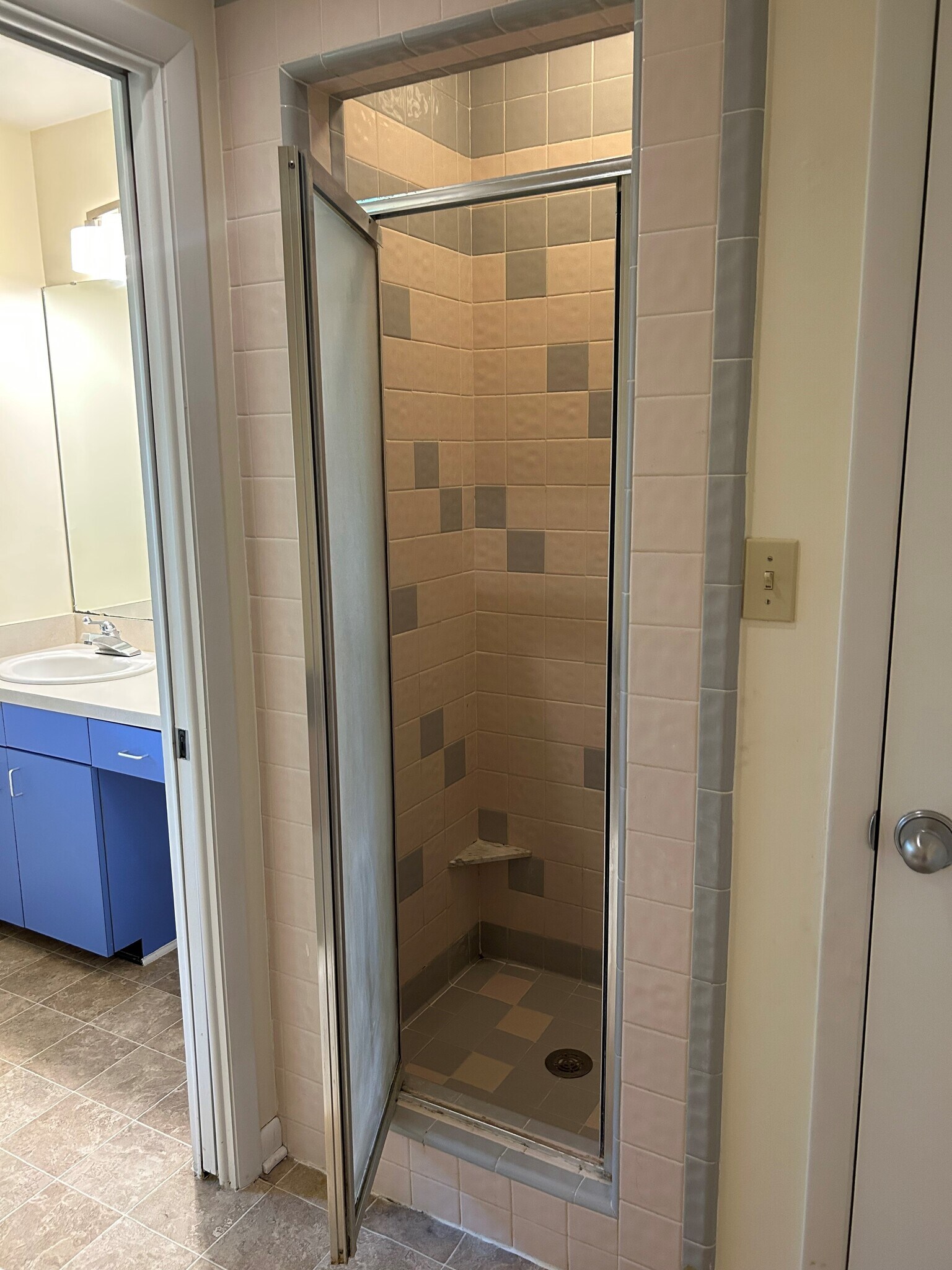 Updstairs Shower - 1488 Mitchell Ave