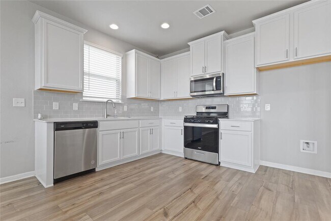 Building Photo - 180 MacArthur Dr