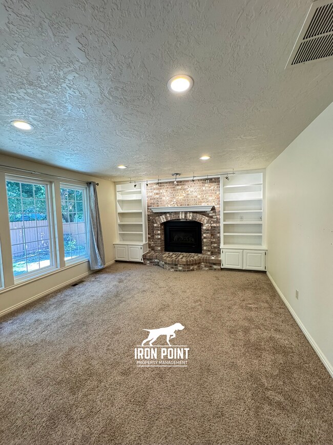 Building Photo - 4 bedroom home in East Boise, close to Bar...