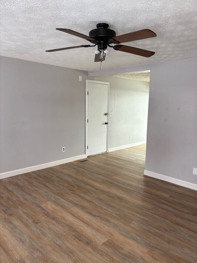 Building Photo - 3 Bedroom, 1 1/2 Bath Home in Huber Heights