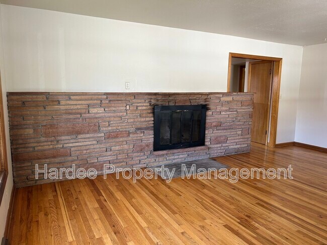 Building Photo - 1835 Broadmoor Dr