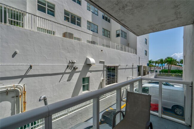 Building Photo - 2457 Collins Ave