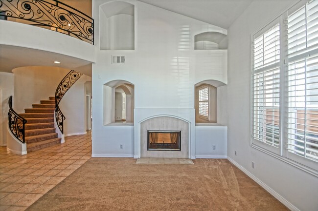 Building Photo - VERY SPACIOUS, BRIGHT & AIRY HOME W/ UNIQU...