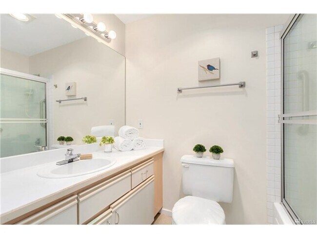 Building Photo - 2bd/1.75ba Seattle Condo