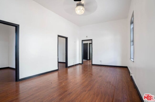 Building Photo - 955 S Ardmore Ave