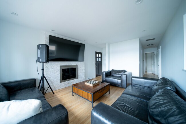 Building Photo - 27657 W Lakeshore Dr