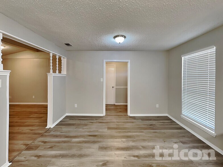 Building Photo - 545 Sharp Dr