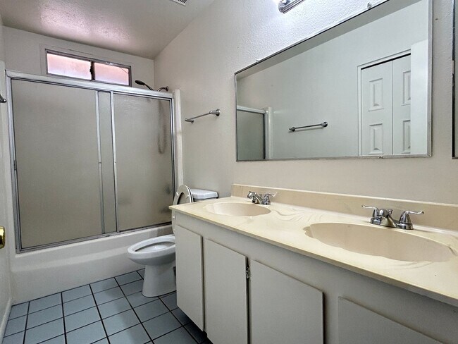 Building Photo - 4 BEDROOM HOME WITH PRIVATE POOL