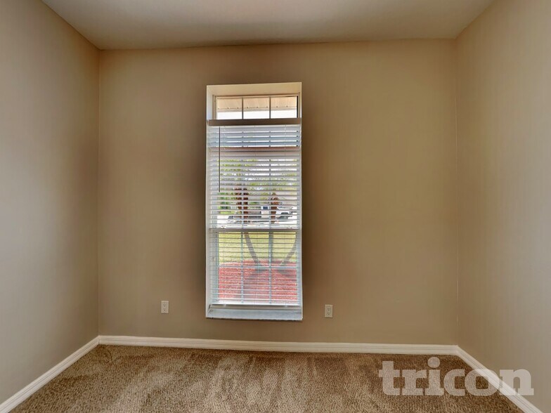 Building Photo - 9 Point Pl