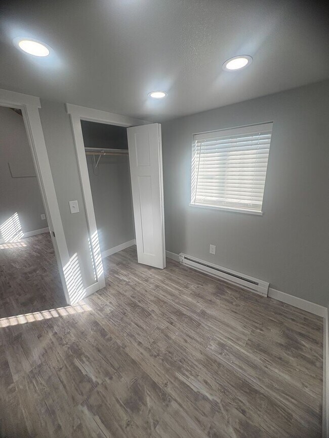 Building Photo - 1607 E 13th St