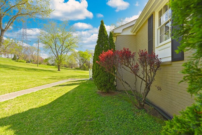 Building Photo - **FURNISHED ONE-SIDE-OF-A-DUPLEX HOME WITH BASEMENT STORAGE MINUTES FROM NASHVILLE WEST AND DOWNT...