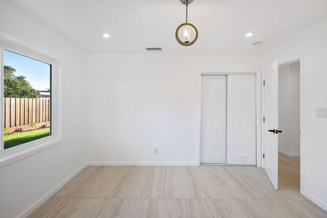 Building Photo - 113 Donaldson Way W