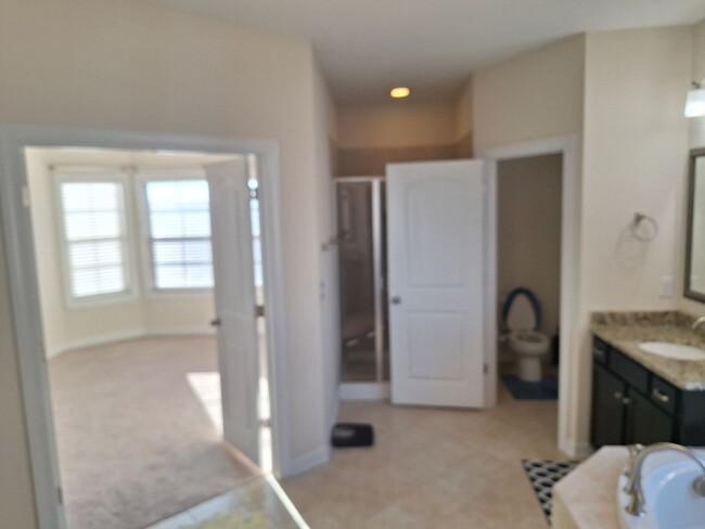 Building Photo - MARCH MOVE IN SPECIAL - $300 off FIRST FUL...