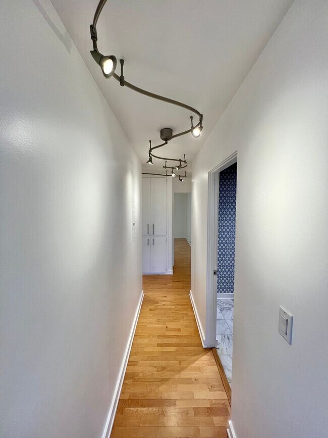 Building Photo - Modern 2 bedroom Gem Near Bixby Park | Private Balcony & Secured Parking