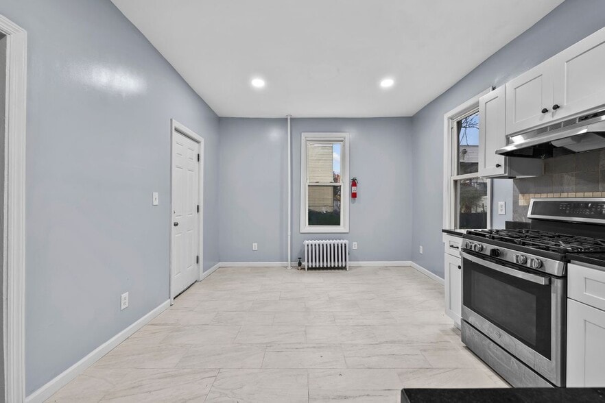 Building Photo - 145 E 31st St