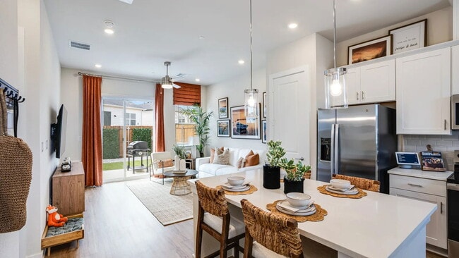 Building Photo - North Elm Street, Denton, TX 76207 - 2 BR 2 BA house