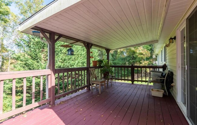 Building Photo - Lovely Country Home Close to Christiansburg