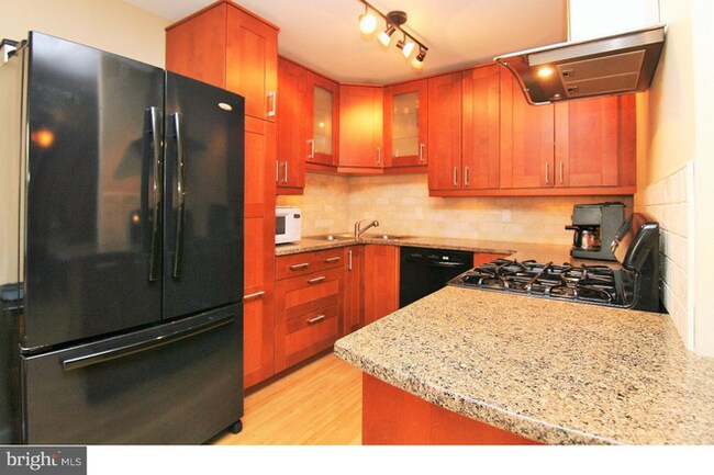 Kitchen - 18 Hanover Ct