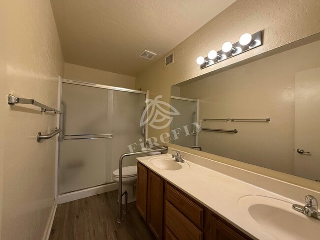 Building Photo - 1111 W Summit Pl