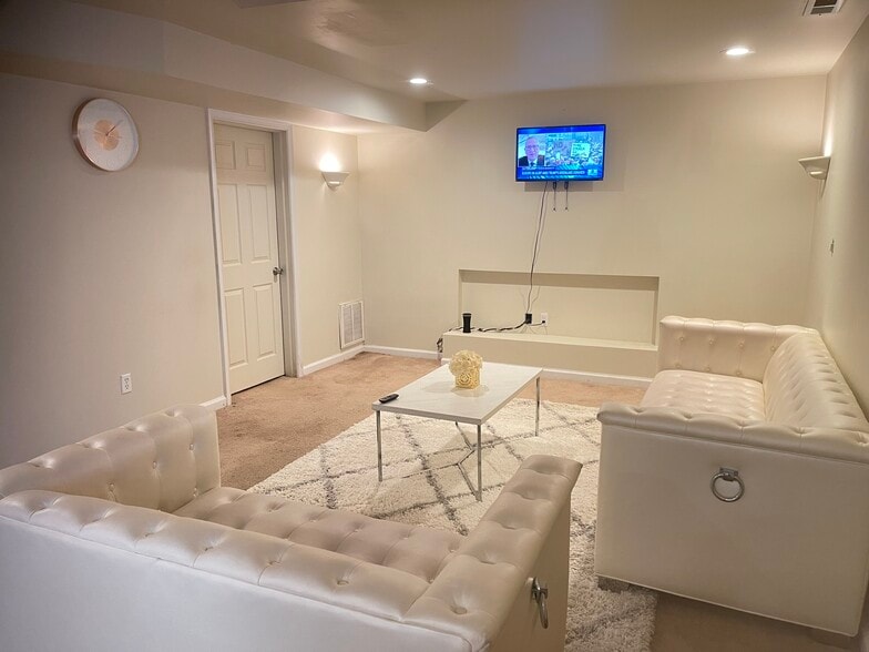 Building Photo - 10410 Napoleon St