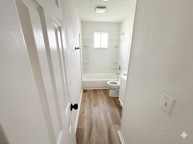 Building Photo - 605 Drexel St